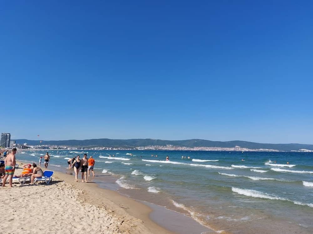 Nisipurile de Aur vs Sunny Beach: ce stațiune alegi