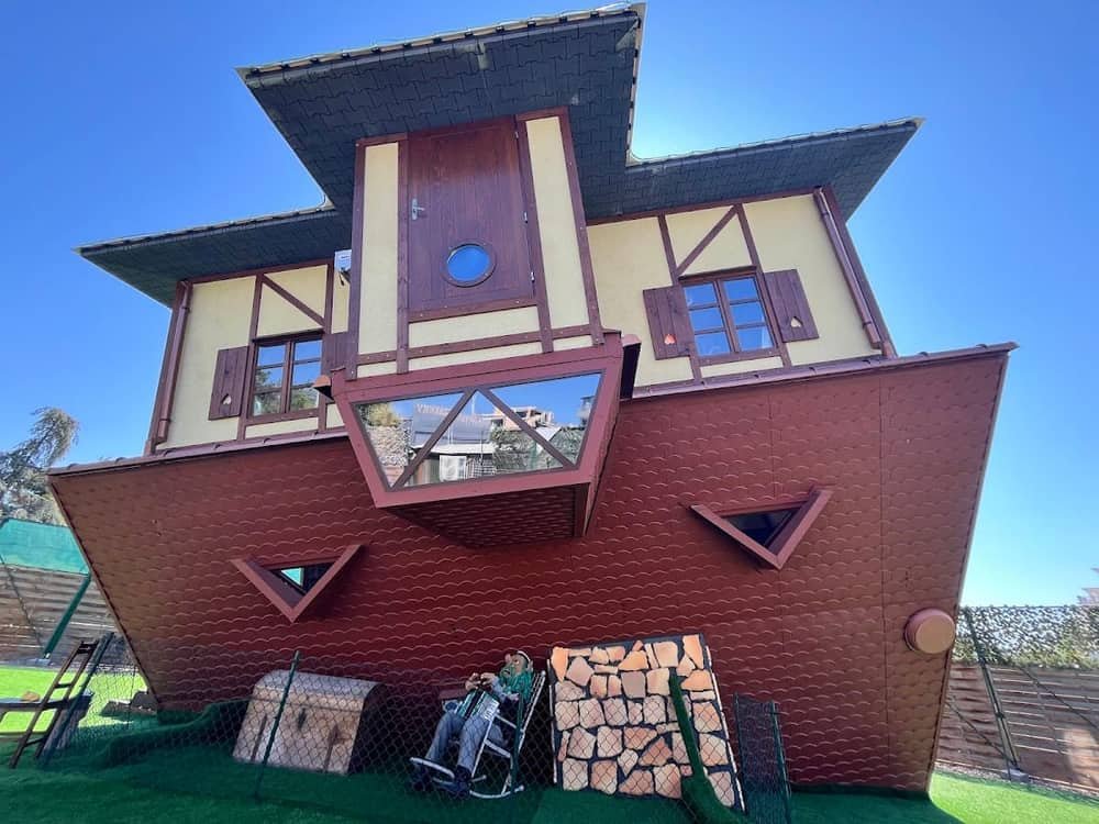 Kashta s krakata nagore/Dom vverh nogami/Upside down house — 2