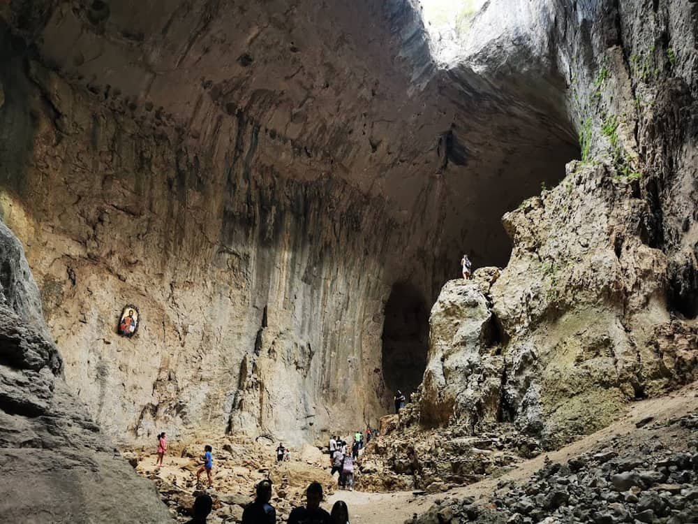 Prohodna Cave