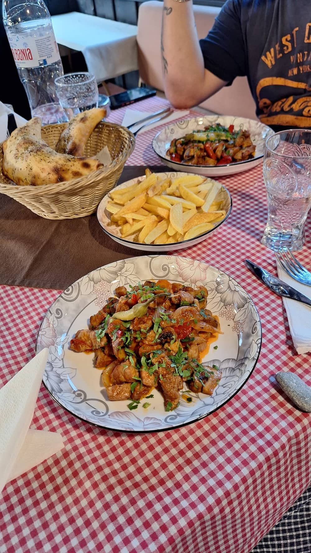 Restaurant Razlog Sunny Tavern — 2