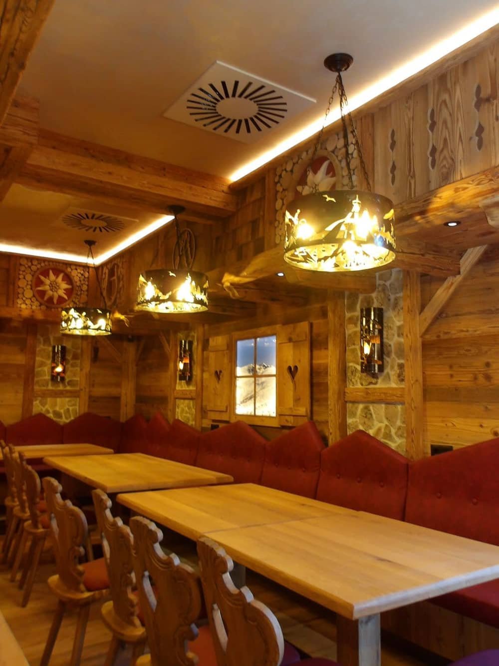 YNIQ Restaurant and Bar